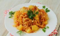 Рецепт: Капуста тушеная - с картофелем и сосисками Картошка жареная с капустой и колбасой